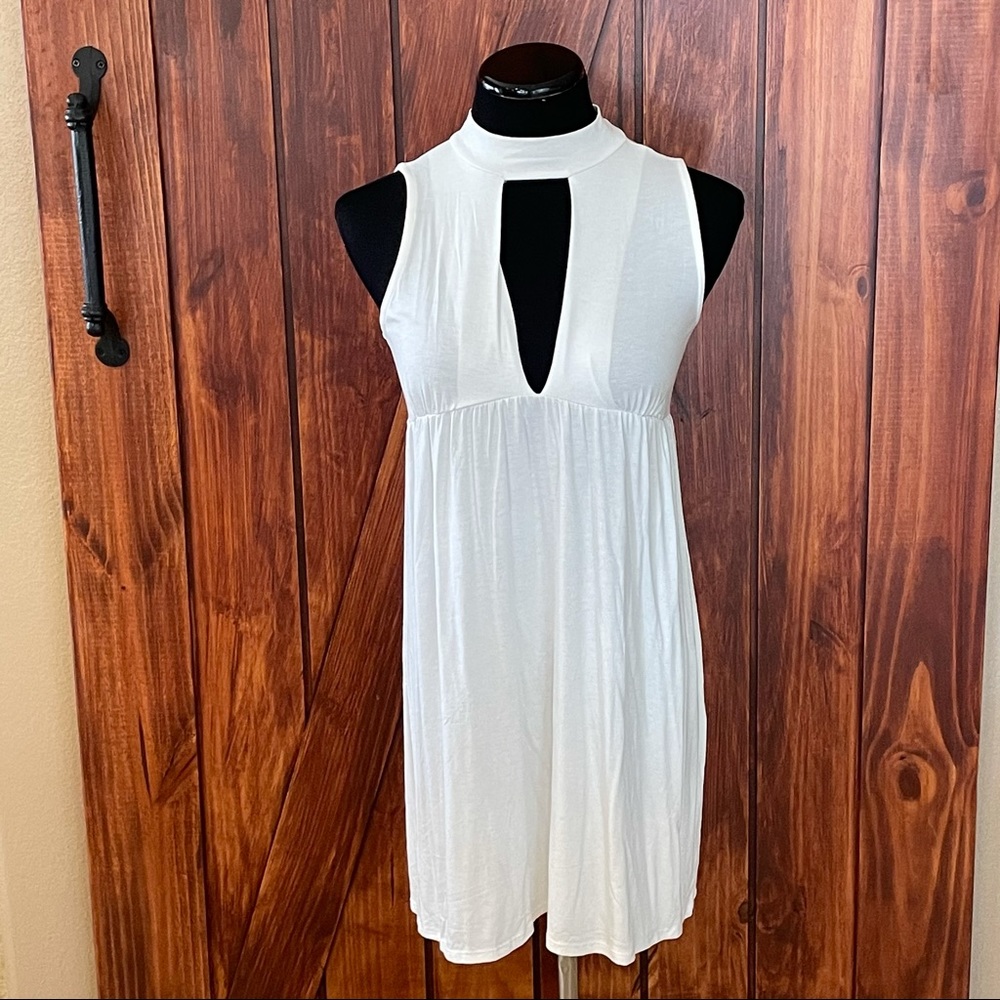 NWT Amelia James Sleeveless Keyhole Dress